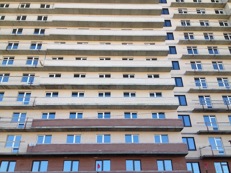 Продажи жилья «масс – маркет» в Петербурге упали почти вдвое